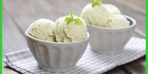 sorvete de baunilha com gelatina